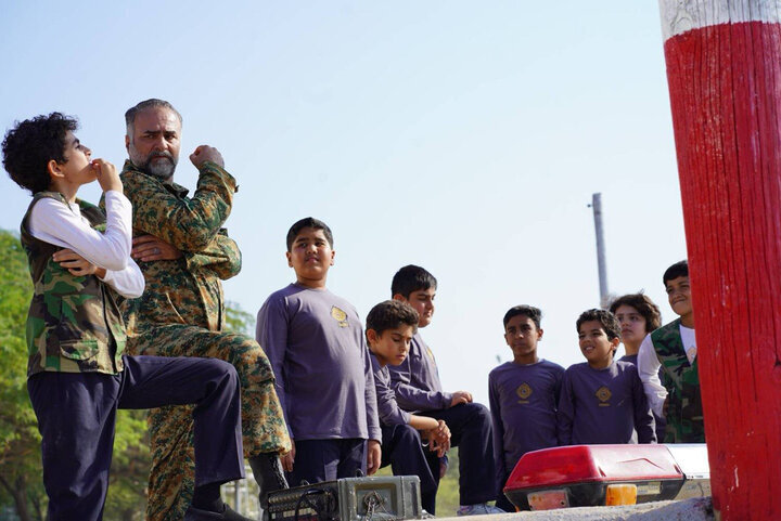 کودکان با لباس پلیس در یک سریال | ببینید