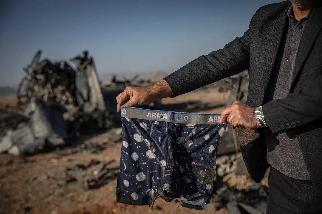 تصویر مدرک شناسایی و وسایل شخصی جا مانده از نیروهای آمریکا در اصفهان