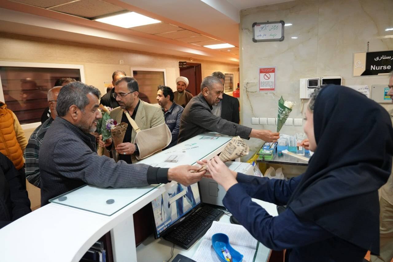 عیادت موکبداران عراقی از مجروحان جنگ تحمیلی