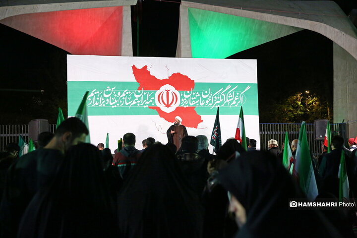 تجمع شبانه مردم روبروی دانشگاه تهران