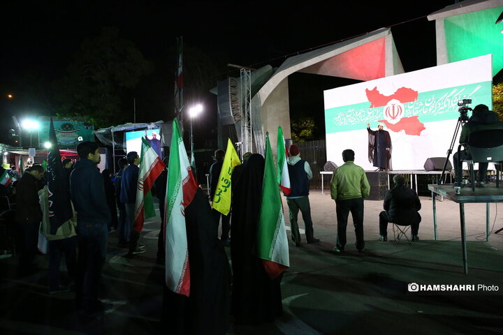 تجمع شبانه مردم روبروی دانشگاه تهران