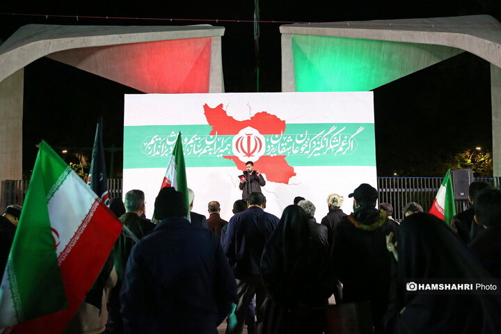 تجمع شبانه مردم روبروی دانشگاه تهران