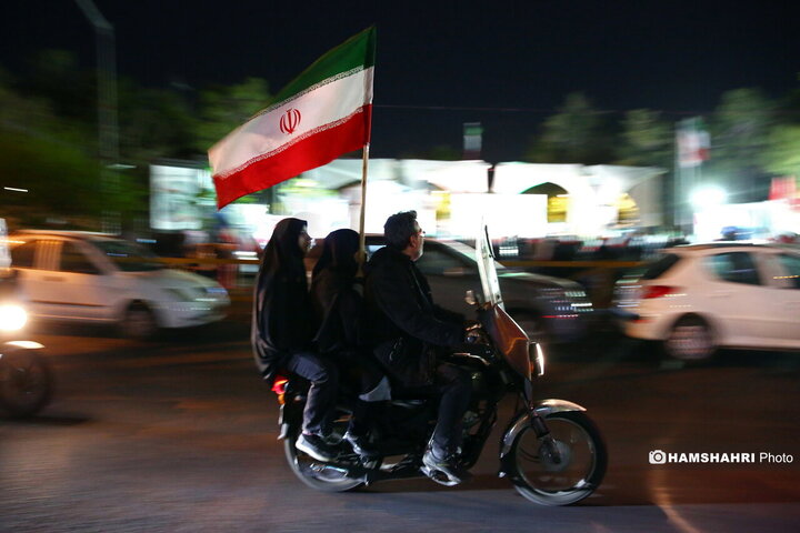 تجمع شبانه مردم روبروی دانشگاه تهران