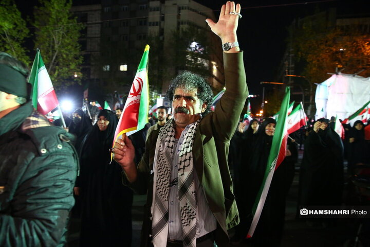 تجمع شبانه مردم روبروی دانشگاه تهران