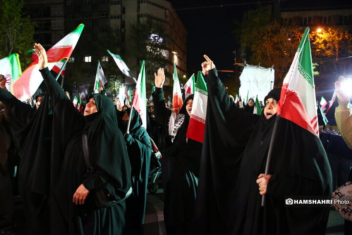 تجمع شبانه مردم روبروی دانشگاه تهران