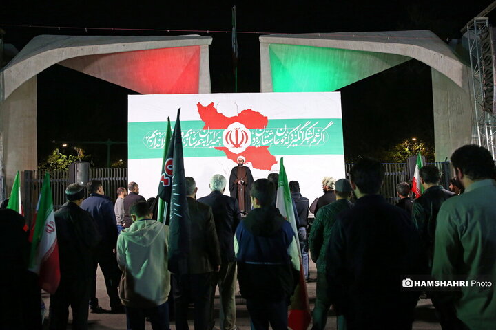 تجمع شبانه مردم روبروی دانشگاه تهران
