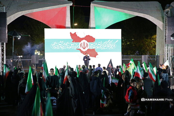 تجمع شبانه مردم روبروی دانشگاه تهران