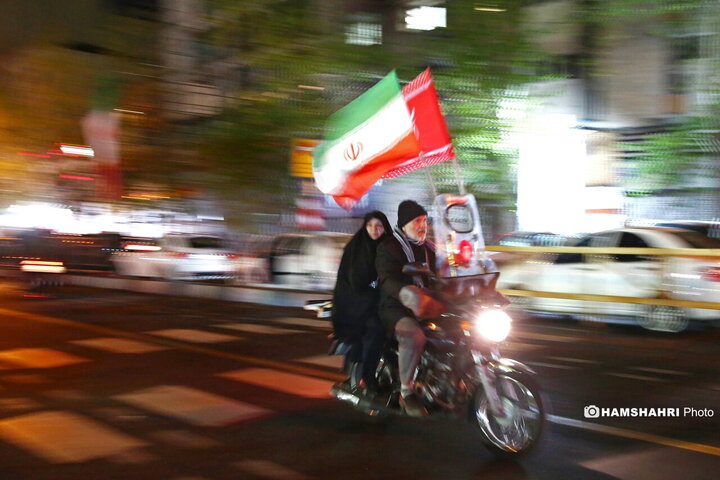 تجمع شبانه مردم روبروی دانشگاه تهران