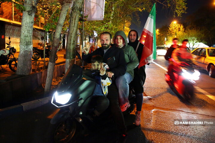 تجمع شبانه مردم روبروی دانشگاه تهران