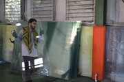 استمرار نصب شیشه‌های خانه‌های آسیب‌دیده در شرق تهران