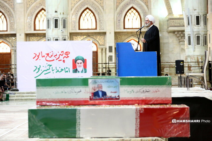 مراسم نماز جمعه در مرقد امام