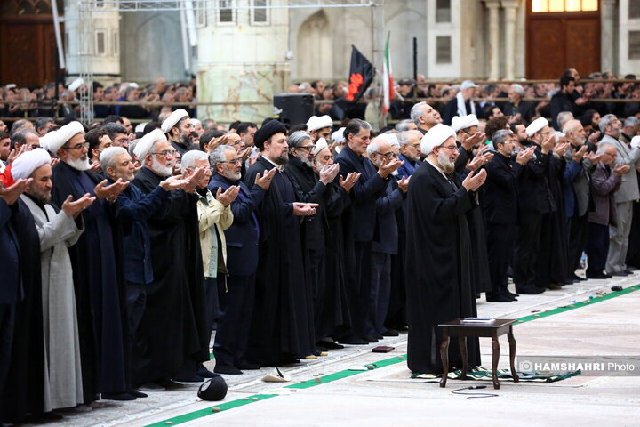مراسم نماز جمعه در مرقد امام