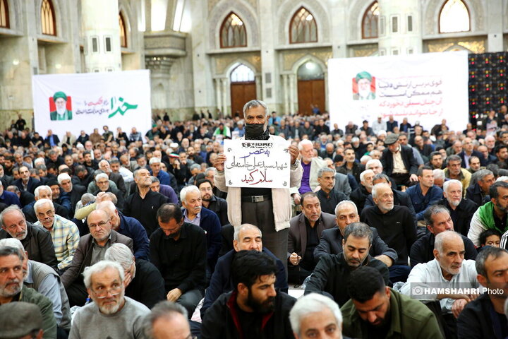 مراسم نماز جمعه در مرقد امام