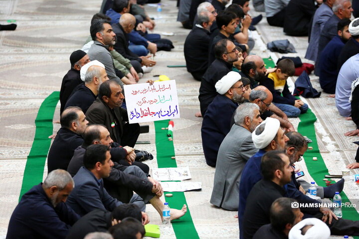 مراسم نماز جمعه در مرقد امام