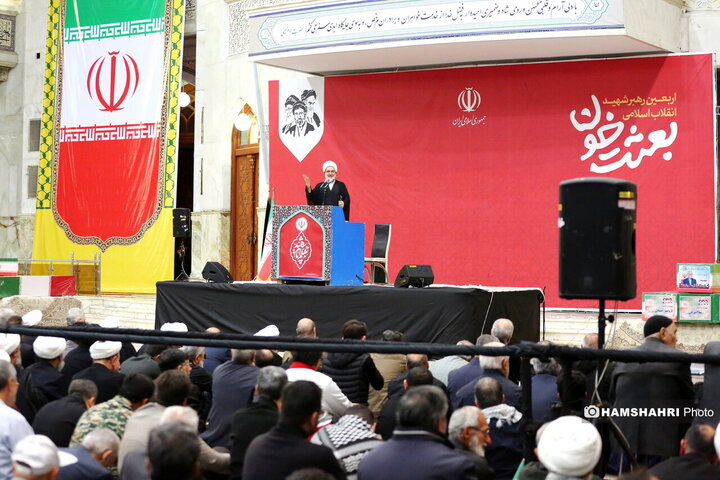 مراسم نماز جمعه در مرقد امام