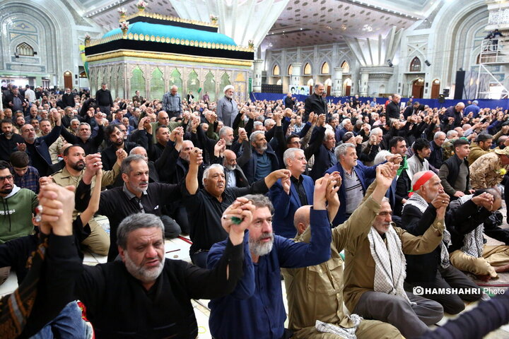 مراسم نماز جمعه در مرقد امام