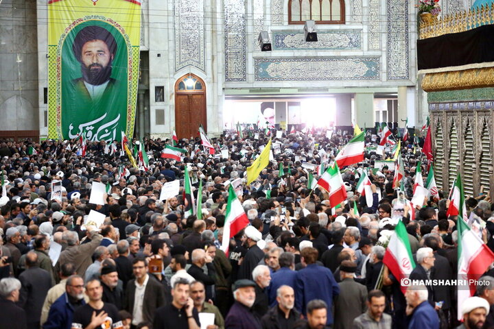 مراسم نماز جمعه در مرقد امام