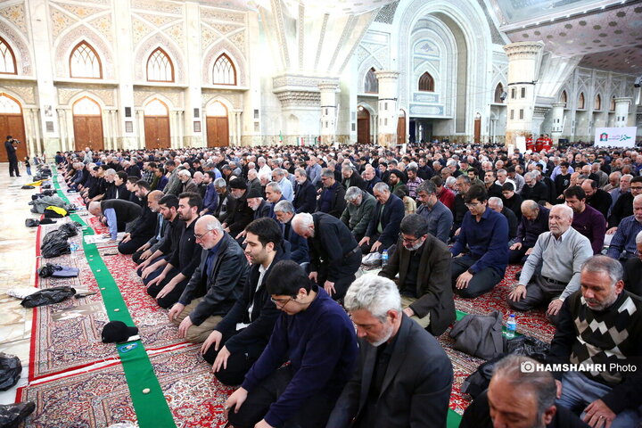 مراسم نماز جمعه در مرقد امام