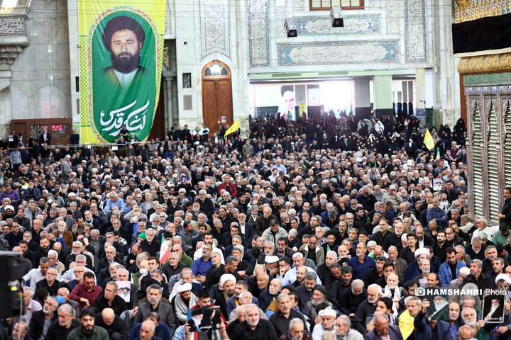 مراسم نماز جمعه در مرقد امام