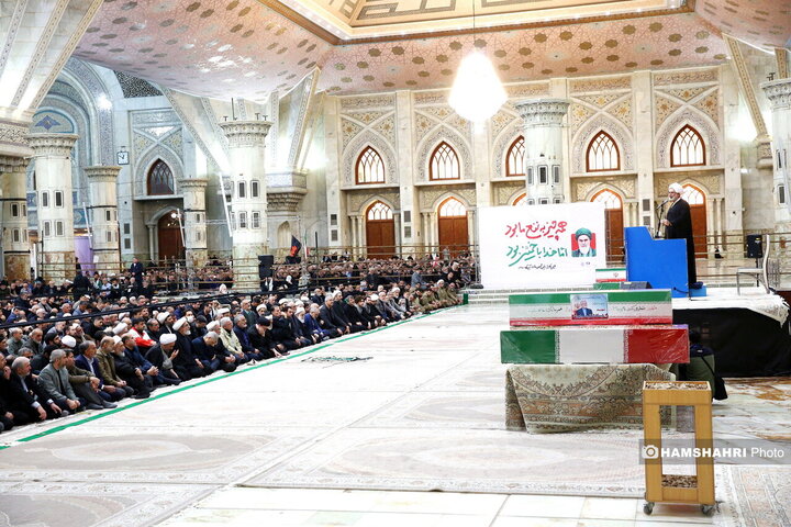 مراسم نماز جمعه در مرقد امام