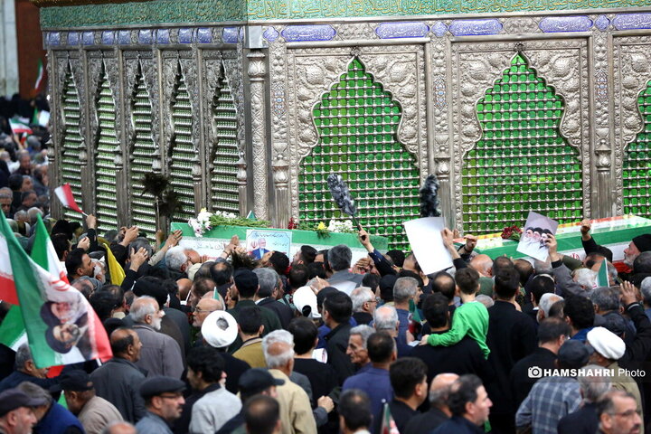 مراسم نماز جمعه در مرقد امام