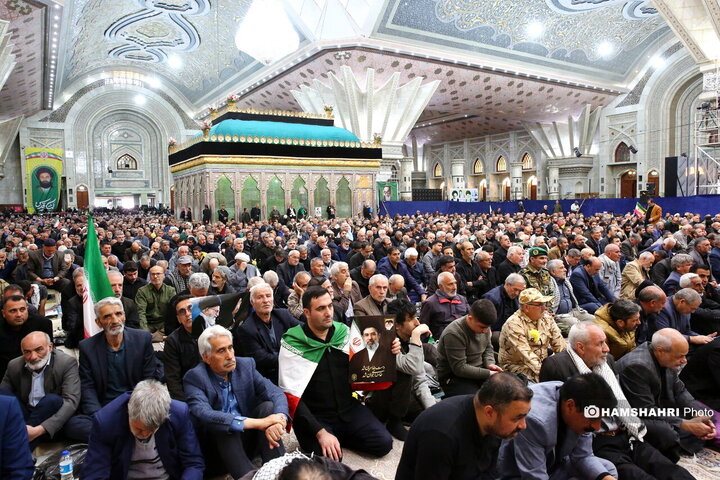 مراسم نماز جمعه در مرقد امام