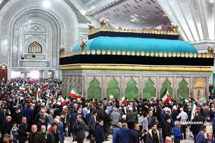 مراسم نماز جمعه در مرقد امام
