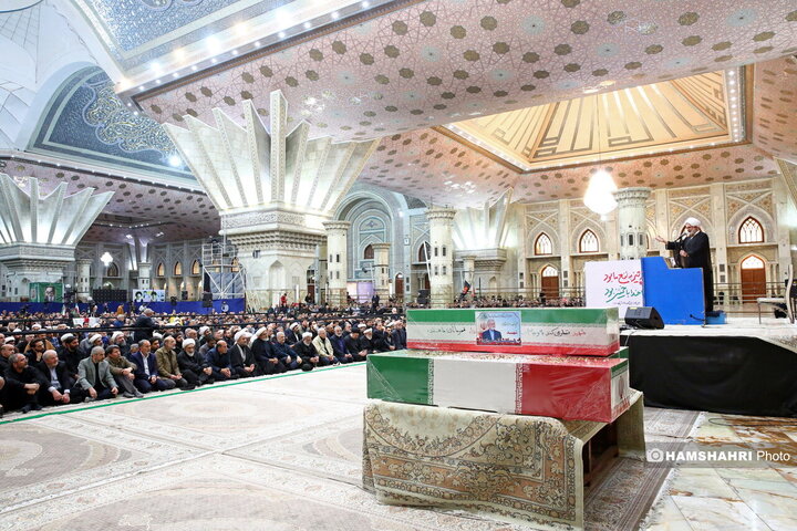 مراسم نماز جمعه در مرقد امام