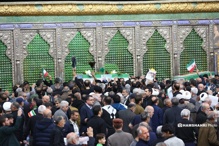 مراسم نماز جمعه در مرقد امام