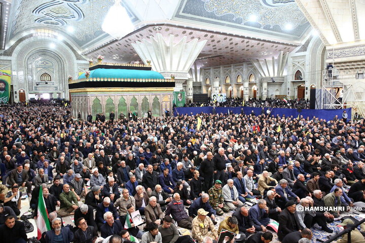 مراسم نماز جمعه در مرقد امام