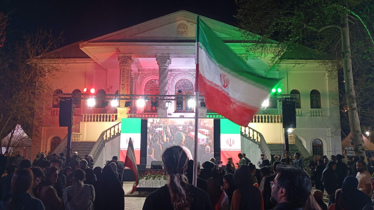 میدانداری هنرمندان در خیابان | نیمکتهای مدرسه میناب در باغ فردوس