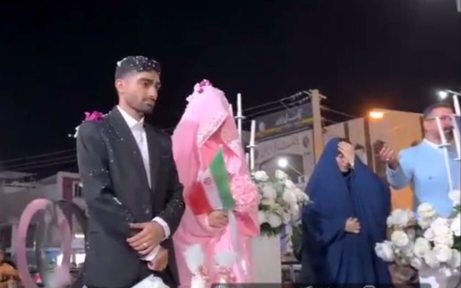 ویدئویی از مراسم عقد وسط خیابان و بین مردم! + ویدئو | تزئینات سفره عقد با چفیه و پرچم ایران