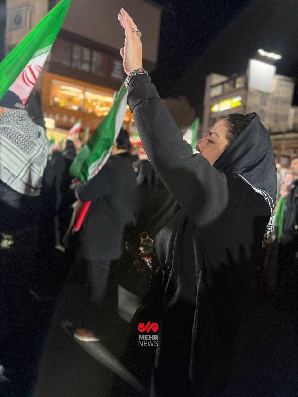 مریلا زارعی در شب تولدش به میدان تجریش رفت | عکس