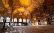 ماجرای ریزش دوباره تزئینات چهلستون و کاشی‌های مسجد عباسی اصفهان | حفاظت اضطراری در حال انجام است