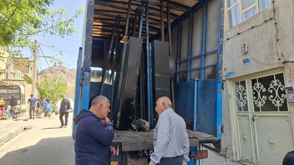 برش نور در کارگاه شیشهبری جهادگران | اینجا همه کارها برای وطن و رایگان است