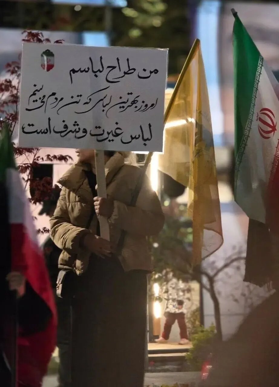 تصاویر حضور نمادین زنان تابلو به دست در میدان تجریش | ببینید
