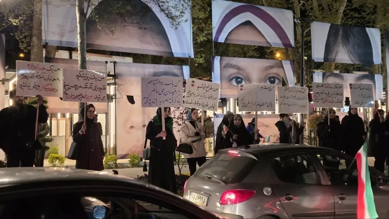 تصاویر حضور نمادین زنان تابلو به دست در میدان تجریش | ببینید