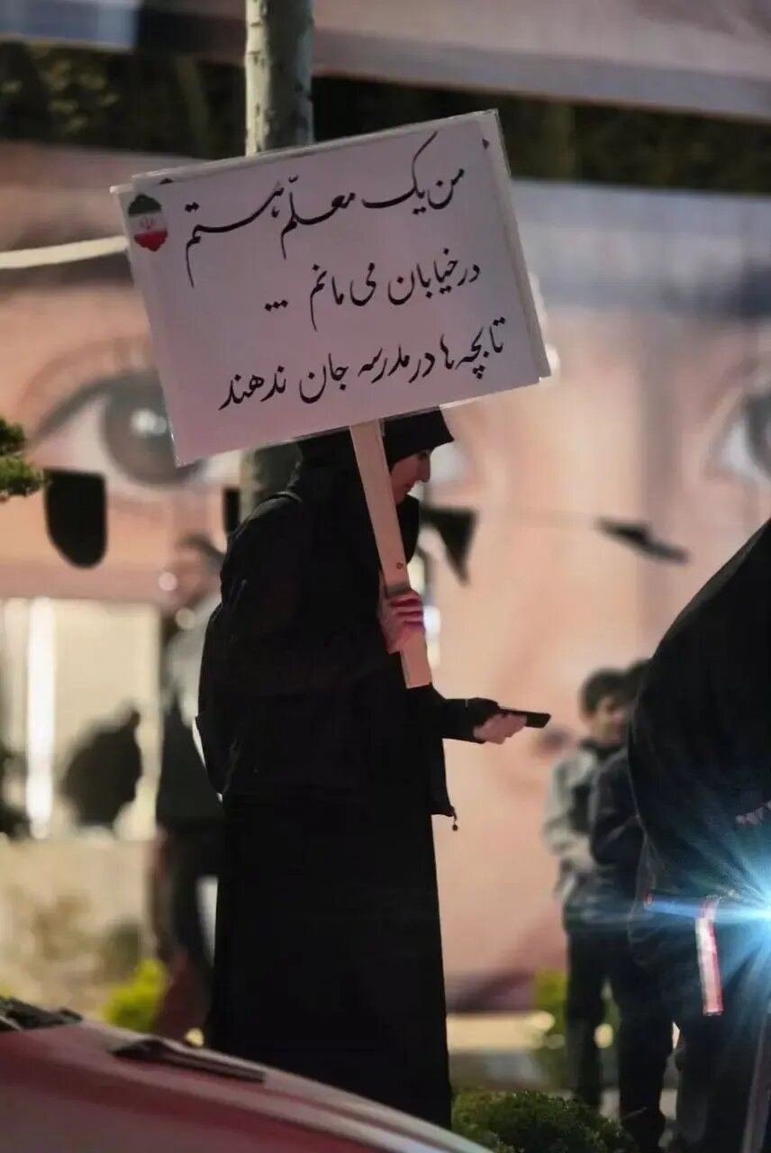 تصاویر حضور نمادین زنان تابلو به دست در میدان تجریش | ببینید