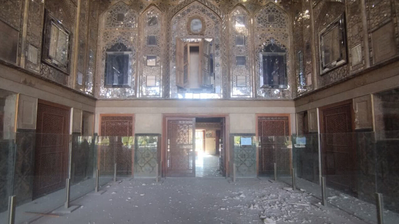 ماجرای ریزش دوباره تزئینات چهلستون و کاشیهای مسجد عباسی اصفهان | حفاظت اضطراری در حال انجام است