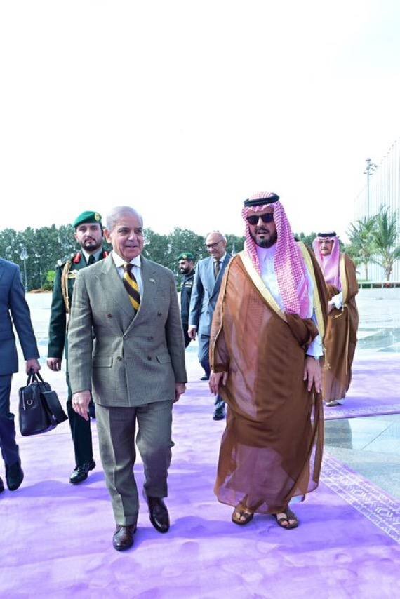 نخست وزیر پاکستان به عربستان رفت + عکس