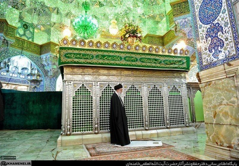 تصاویر کمتر دیده شده از نماز خواندن رهبر شهید در حرم حضرت معصومه(س)