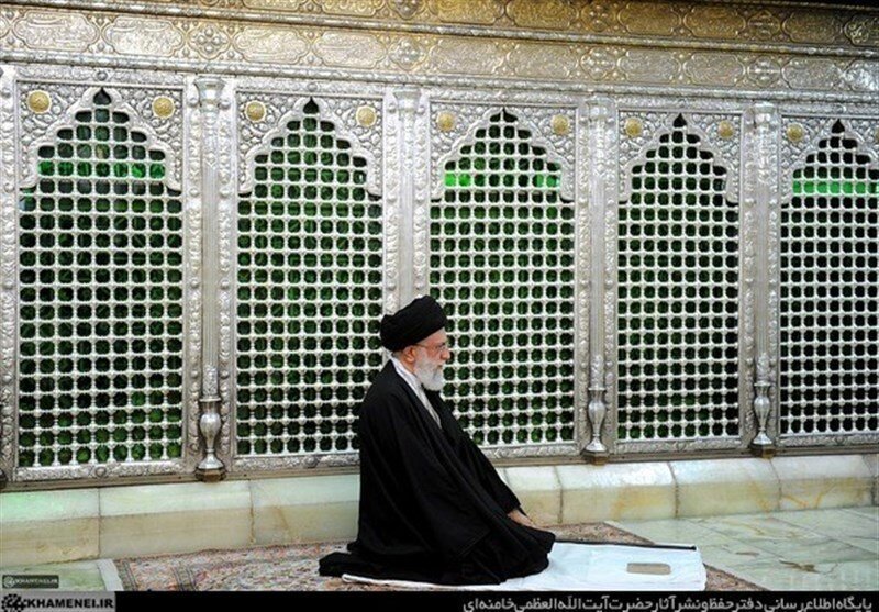 تصاویر کمتر دیده شده از نماز خواندن رهبر شهید در حرم حضرت معصومه(س)