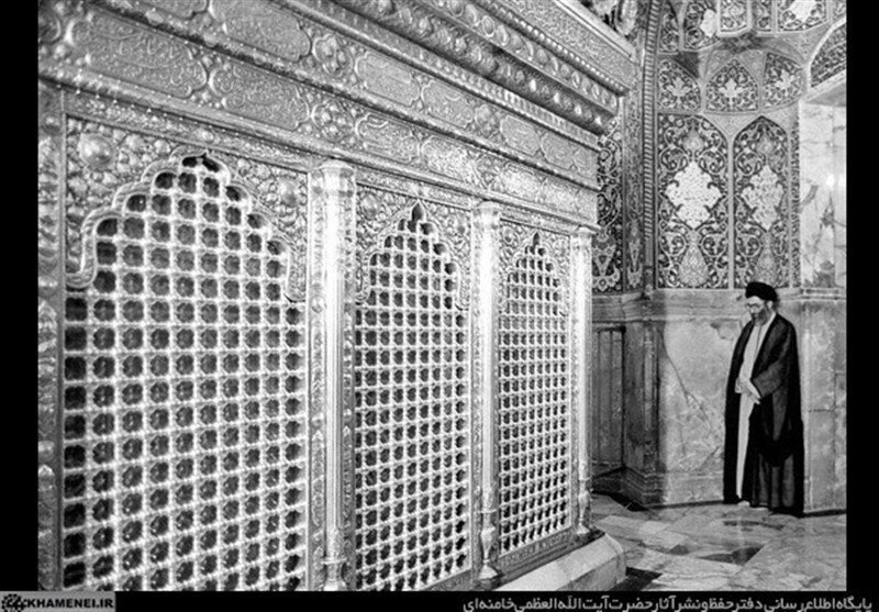تصاویر کمتر دیده شده از نماز خواندن رهبر شهید در حرم حضرت معصومه(س)