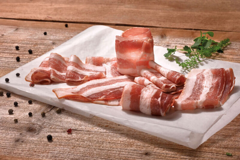 کاربرد و تفاوت ژامبون و کالباس و بیکن؛ کدام بهتر است؟