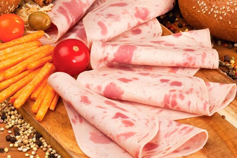 کاربرد و تفاوت ژامبون و کالباس و بیکن؛ کدام بهتر است؟