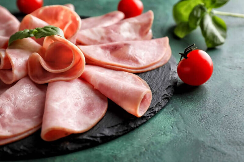 کاربرد و تفاوت ژامبون و کالباس و بیکن؛ کدام بهتر است؟