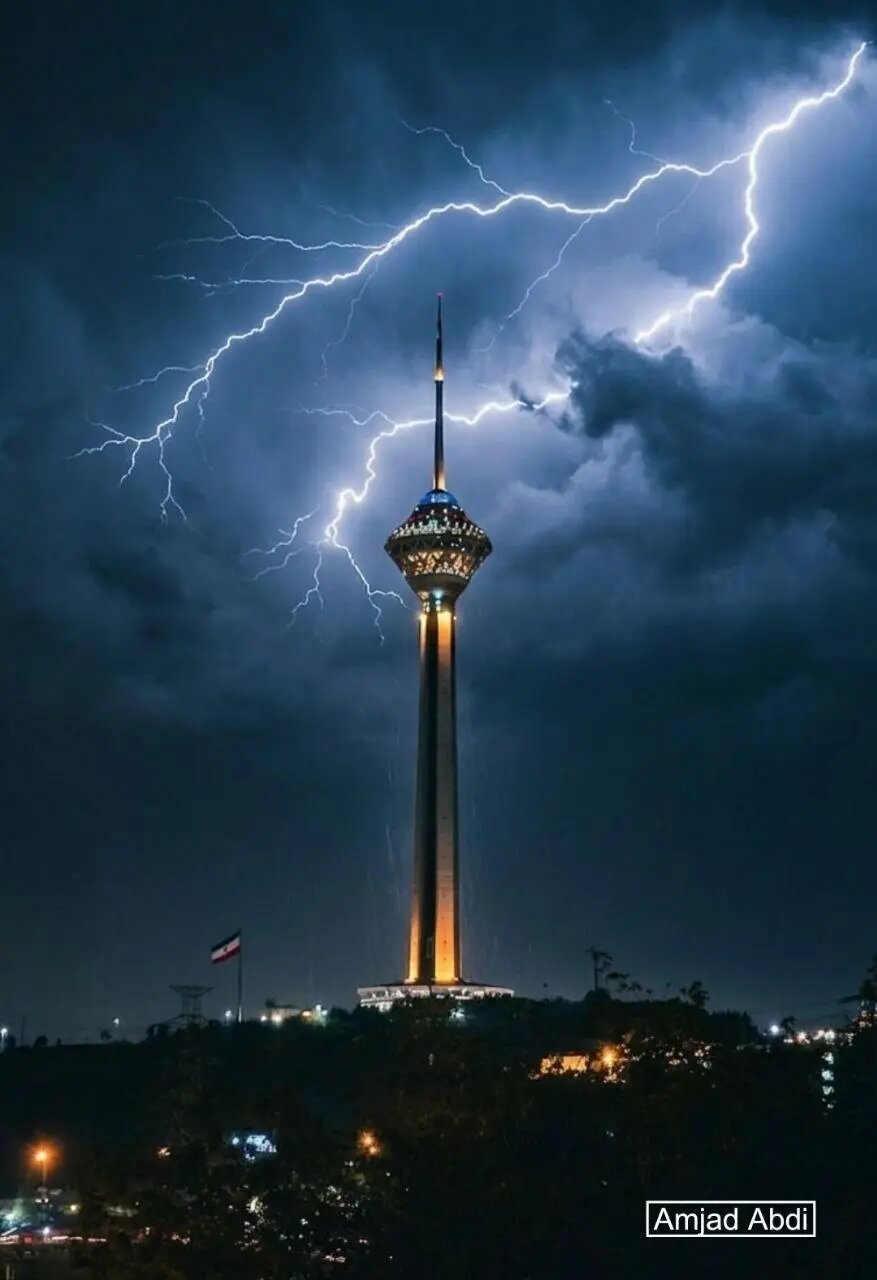 نمایش نور در آسمان شهر