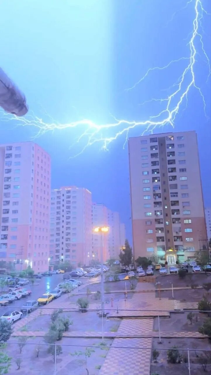 نمایش نور در آسمان شهر