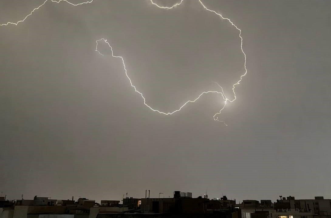 نمایش نور در آسمان شهر