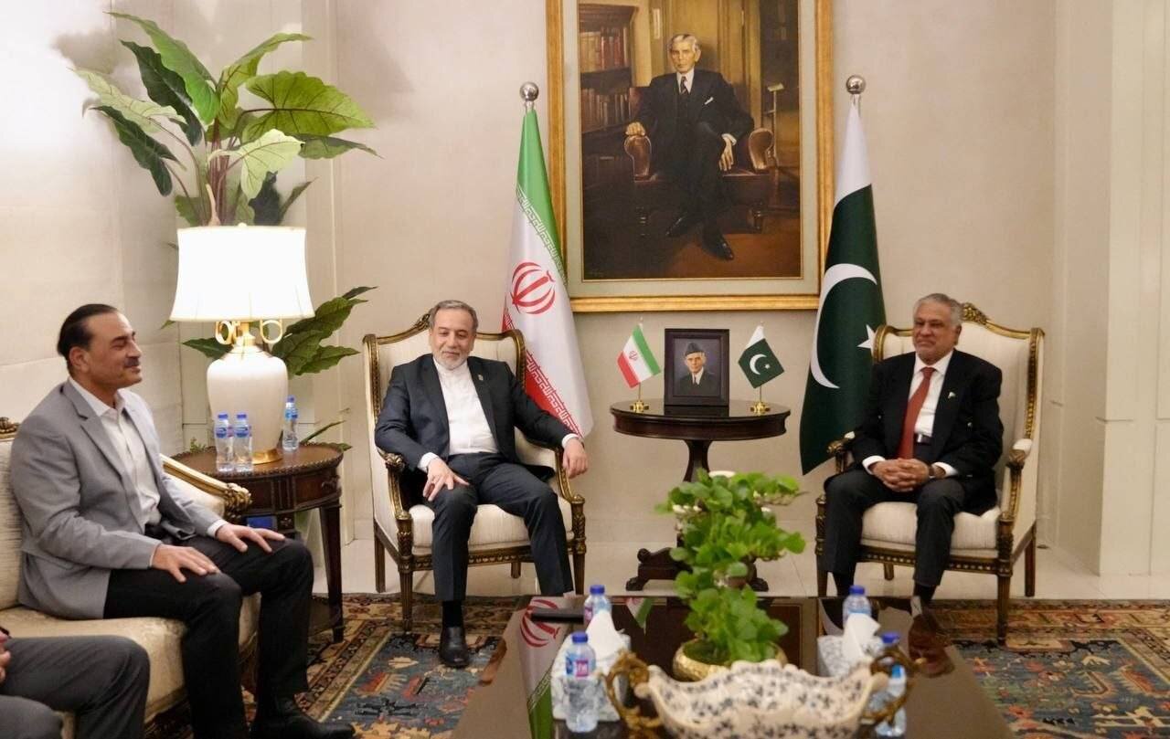 تصاویری از لحظه استقبال از عراقچی در بدو ورود به اسلامآباد